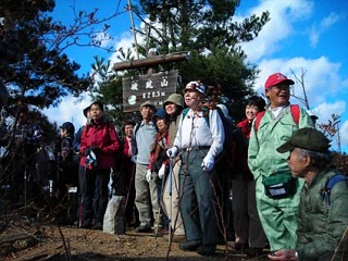 ◆　山頂で。全員は入れませんでした。